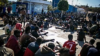 Migrantes en un centro de detención de Melilla (España) tras saltar la valla fronteriza con Marruecos, el 2 de marzo de 2022.