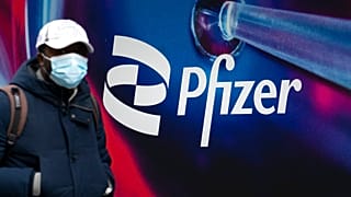 Άνδρας περνάει έξω από τα κεντρικά της φαρμακευτικής εταιρείας Pfizer στη Νέα Υόρκη
