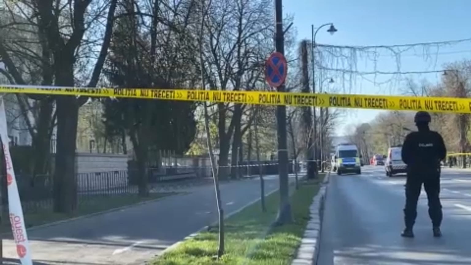 Румынский полицейский у посольства РФ в Бухаресте