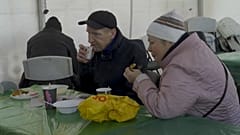 Dos desplazados ucranianos descansan en el centro de acogida de Zaporiyia