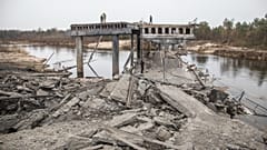 Ukrainische Soldaten auf einer zerstörten Brücke zwischen dem Dorf Dytiatky und Tschernobyl, Ukraine. 5. April 2022