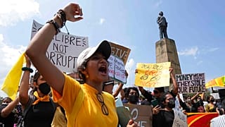 Des Sri Lankais manifestent pour demander la démission du président Gotabaya Rajapaksa à Colombo, Sri Lanka, lundi 4 avril 2022. 