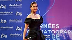 الممثلة المصرية نيللي كريم على السجادة الحمراء خلال حفل افتتاح مهرجان قرطاج السينمائي في دورته الـ32 بالعاصمة التونسية، تونس، في 30 أكتوبر 2021.