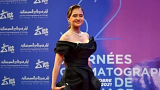 الممثلة المصرية نيللي كريم على السجادة الحمراء خلال حفل افتتاح مهرجان قرطاج السينمائي في دورته الـ32 بالعاصمة التونسية، تونس، في 30 أكتوبر 2021.