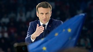 El presidente francés Emmanuel Macron y candidato centrista a la reelección gesticula mientras pronuncia su discurso durante un mitin en París, el 2 de abril de 2022