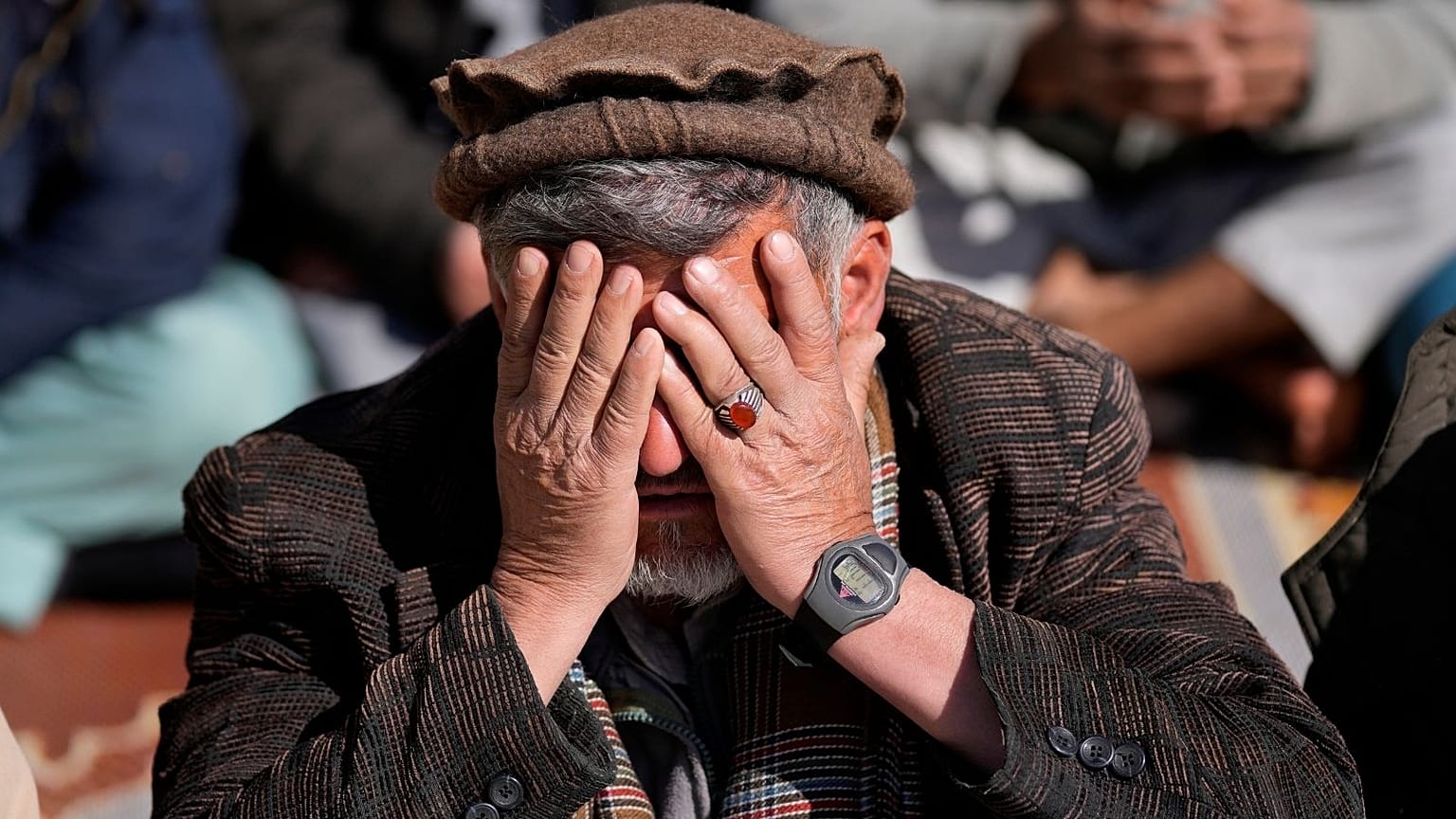 عکس آرشیوی از یک نمازگزار در یکی از مساجد افغانستان