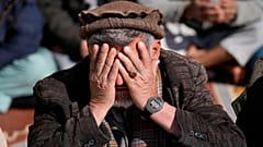 عکس آرشیوی از یک نمازگزار در یکی از مساجد افغانستان