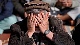 عکس آرشیوی از یک نمازگزار در یکی از مساجد افغانستان