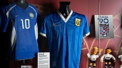 قميص كرة القدم الذي كان يرتديه الأرجنتيني دييغو مارادونا في ربع نهائي كأس العالم 1986 والذي عرف باسم "يد الله".