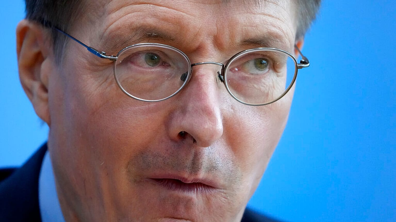 Der deutsche Gesundheitsminister Karl Lauterbach bei einer Pressekonferenz in Berlin, 22.12.2021