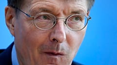 Der deutsche Gesundheitsminister Karl Lauterbach bei einer Pressekonferenz in Berlin, 22.12.2021