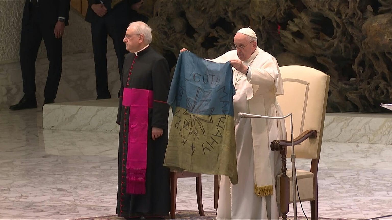 Der Papst zeigt eine ukrainische Flagge aus Butscha bei einer Audienz in Rom, 06.04.2022