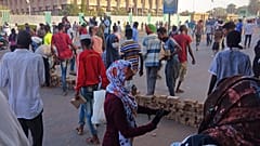 متظاهرون سودانيون يتجمعون خارج مبنى البرلمان بأم درمان في 6 أبريل 2022.