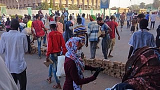 متظاهرون سودانيون يتجمعون خارج مبنى البرلمان بأم درمان في 6 أبريل 2022.