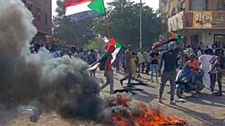 متظاهرون سودانيون يسيرون باتجاه مبنى البرلمان بأم درمان في 6 أبريل- نيسان 2022.