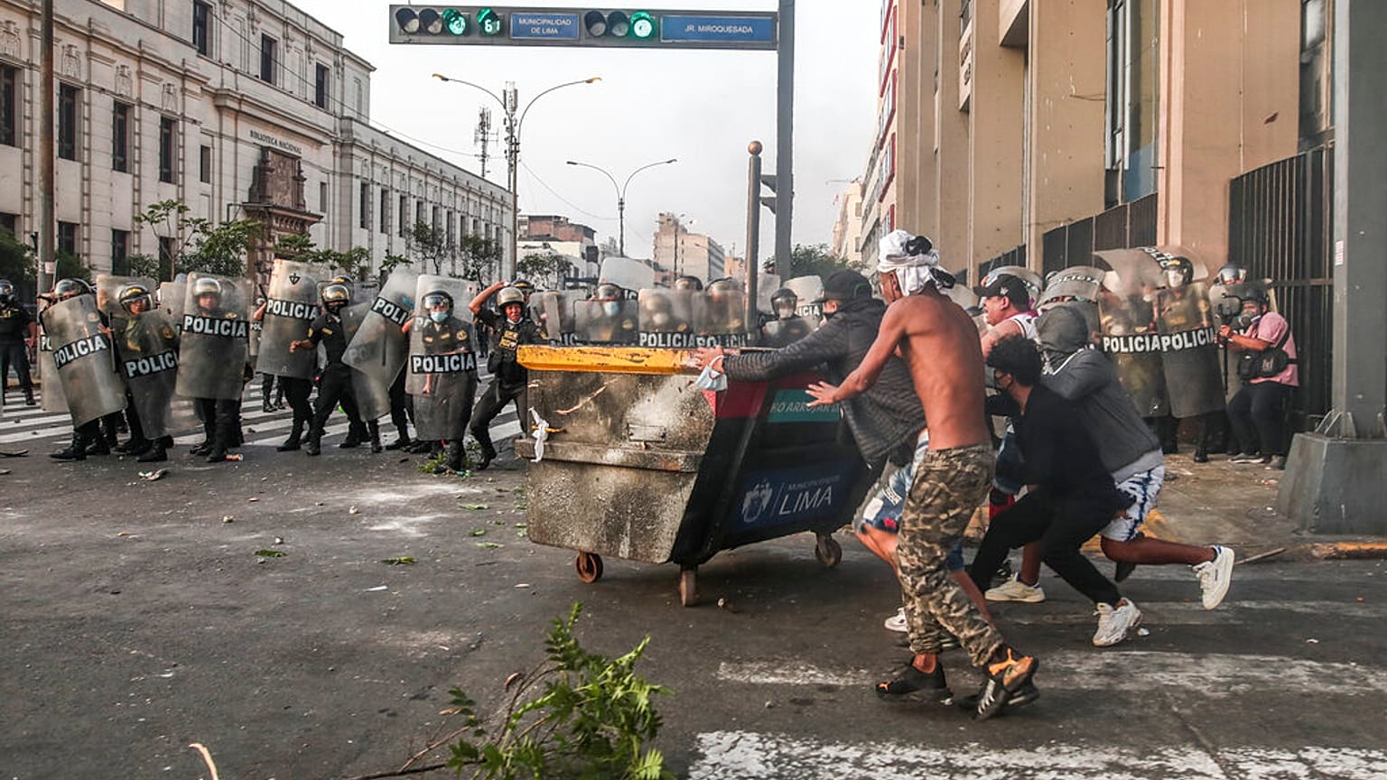 Manifestantes se enfrentan a la policía en una calle de Lima, Perú, el martes 5 de abril de 2022. 