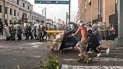 Manifestantes se enfrentan a la policía en una calle de Lima, Perú, el martes 5 de abril de 2022. 
