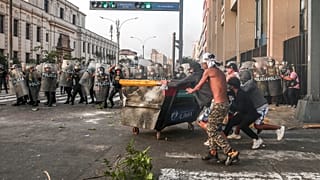 Manifestantes se enfrentan a la policía en una calle de Lima, Perú, el martes 5 de abril de 2022.