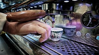 نادل يحضر قهوة اسبريسو.