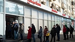 Иллюстрационное фото: очередь у отделения Альфа-банка, Москва