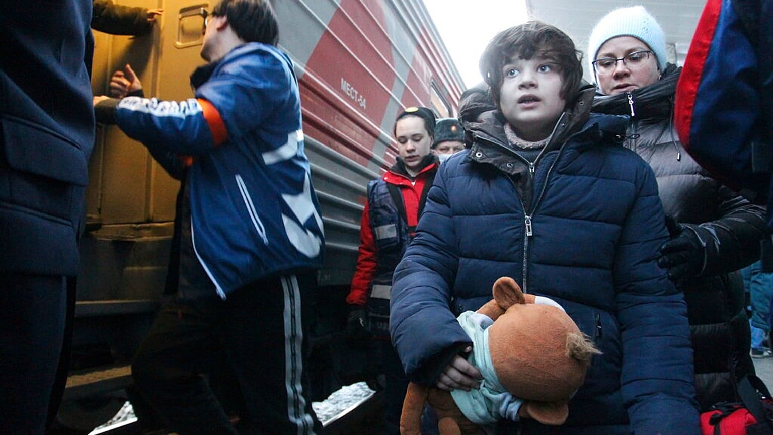 Menschen aus Mariupol und Umgebung auf dem Bahnhof in Nischni Nowgorod, Russland. Ein Zug hat sie am 7.4. in der Region Nischni Nowgorod gebracht.