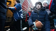 Menschen aus Mariupol und Umgebung auf dem Bahnhof in Nischni Nowgorod, Russland. Ein Zug hat sie am 7.4. in der Region Nischni Nowgorod gebracht.