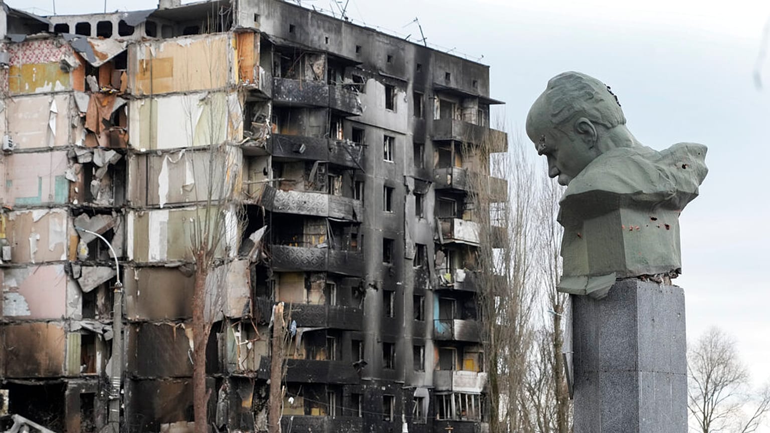Памятник Тарасу Шевченко разрушенного жилого дома в Бородянке, Киевской области, 06/04/2022