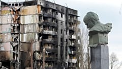 Памятник Тарасу Шевченко разрушенного жилого дома в Бородянке, Киевской области, 06/04/2022