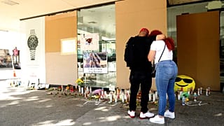 Λουλούδια έξω από το σημείο της επίθεσης στο Σακραμέντο