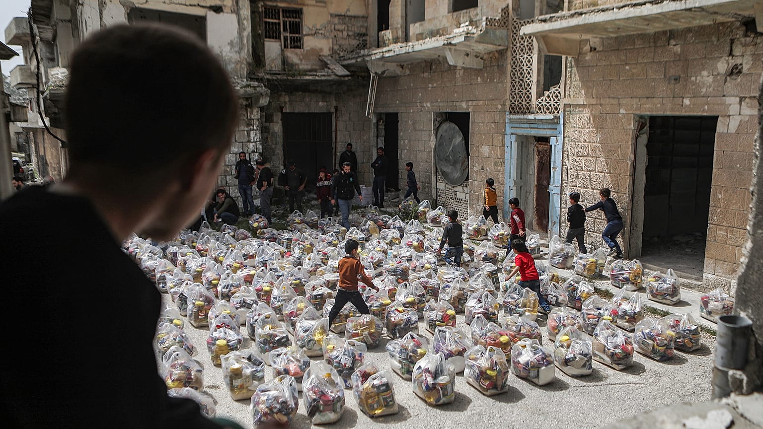 Vergabe von Essensspenden in al-Najieh in Idlib