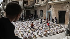 Vergabe von Essensspenden in al-Najieh in Idlib