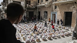 Vergabe von Essensspenden in al-Najieh in Idlib