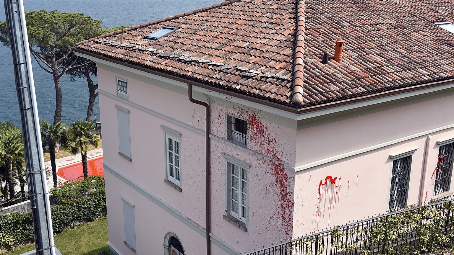 Deutliche Botschaft: Das Wasser des Pools der Villa wurde rot gefärbt.