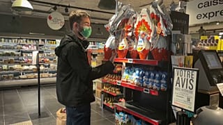 Kunde in einem französischen Geschäft