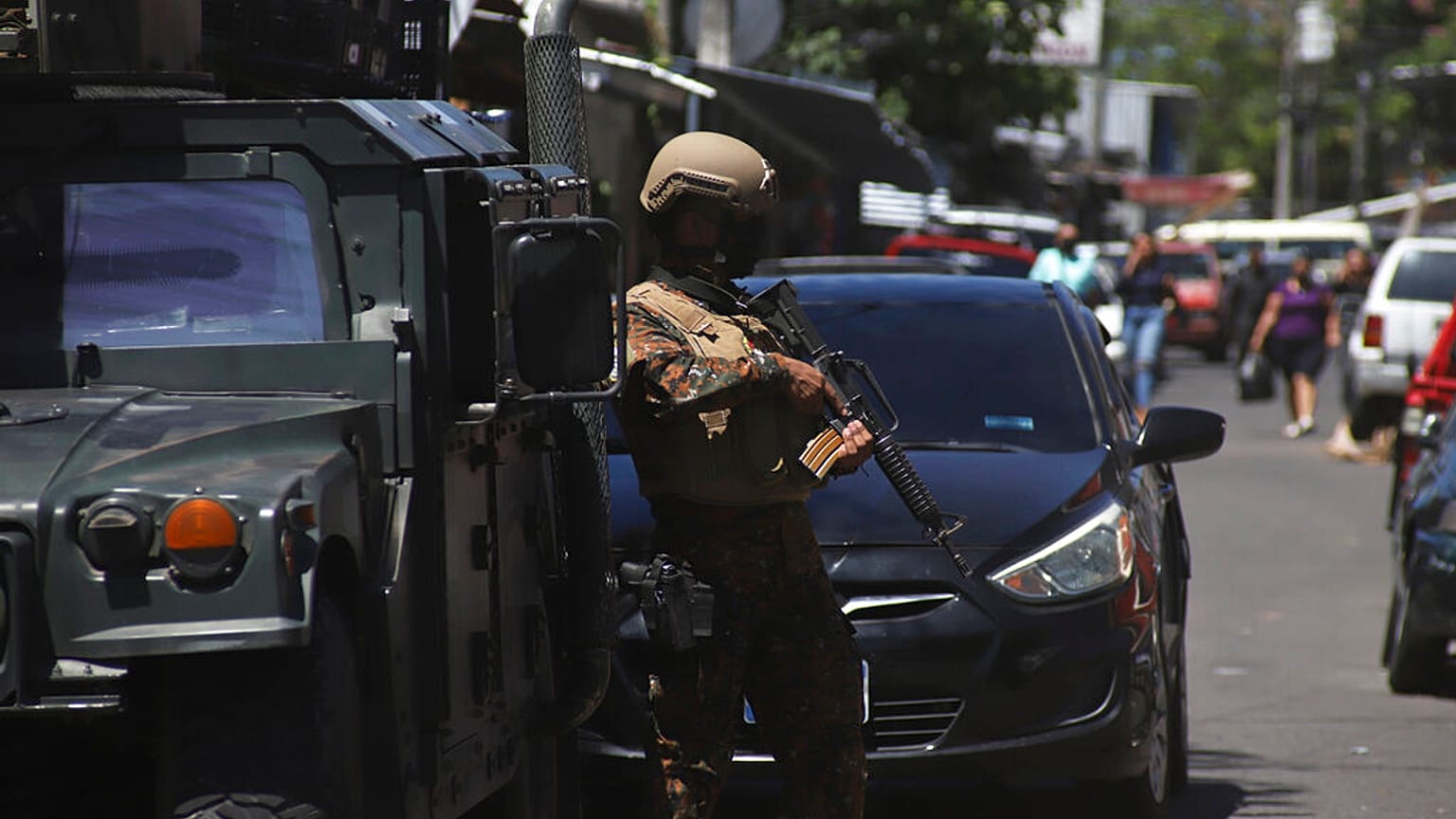 Soldados vigilan un puesto de control en San Salvador, el 27 de marzo de 2022