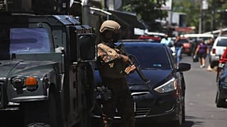 Soldados vigilan un puesto de control en San Salvador, el 27 de marzo de 2022