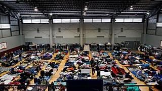 Ukrán menekültek alszanak Tijuanában
