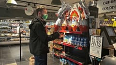 Cliente en un supermercado comprando productos de la marca Kinder, de la empresa Ferrero