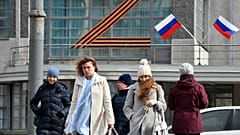 La Z formada con la cinta negra y naranja de San Jorge preside un edificio de San Petersburgo, Rusia 4/$4/2022