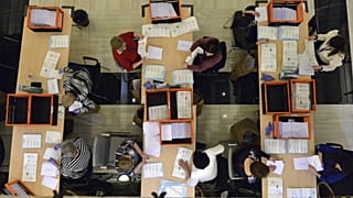 Számolják a levélszavazatokat a Nemzeti Választási Iroda budapesti székházában
