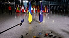 Újságírók várják az Ukrajnával kapcsolatos nyilatkozatokat a NATO brüsszeli székházában 2022. április 7-én