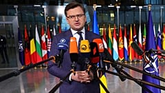 Ο Ουκρανός υπ. Εξωτερικών Ντμίτρο Κουλέμπα προσερχόμενος στη σύνοδο των υπ. Εξωτερικών του ΝΑΤΟ