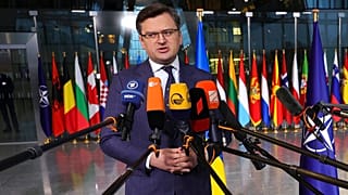 Ο Ουκρανός υπ. Εξωτερικών Ντμίτρο Κουλέμπα προσερχόμενος στη σύνοδο των υπ. Εξωτερικών του ΝΑΤΟ