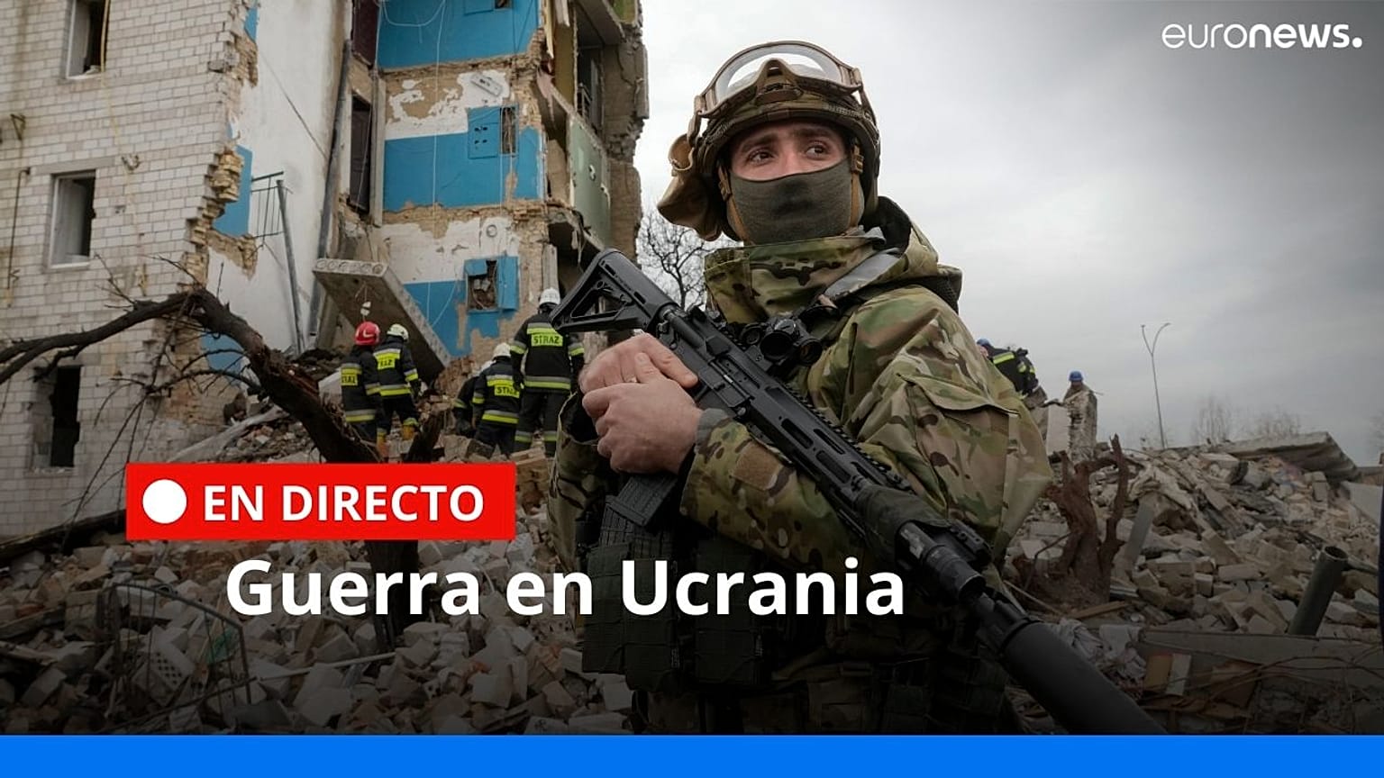 Un soldado ucraniano se encuentra cerca de un apartamento en ruinas por los bombardeos rusos en Borodyanka, Ucrania, el miércoles 6 de abril de 2022.
