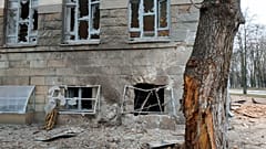 Ein beschädigtes Gebäude in Tschernihiw (Aufnahme vom 30. März 22)