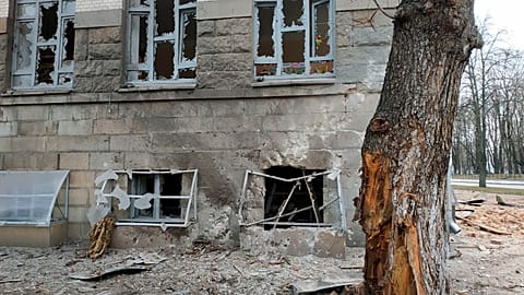 Черниговская областная универсальная научная библиотека повреждена в результате ночного обстрела в Чернигове в среду, 30 марта 2022 года