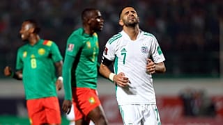 الجزائري رياض محرز خلال مباراة تصفيات كأس العالم 2022 لكرة القدم بملعب مصطفى تشاكر في البليدة بالجزائر، الثلاثاء 29 مارس 2022. 