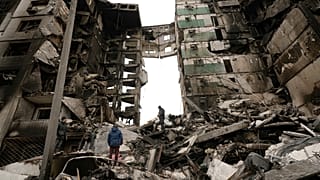 Жители Бородянки разбирают завалы жилого здания