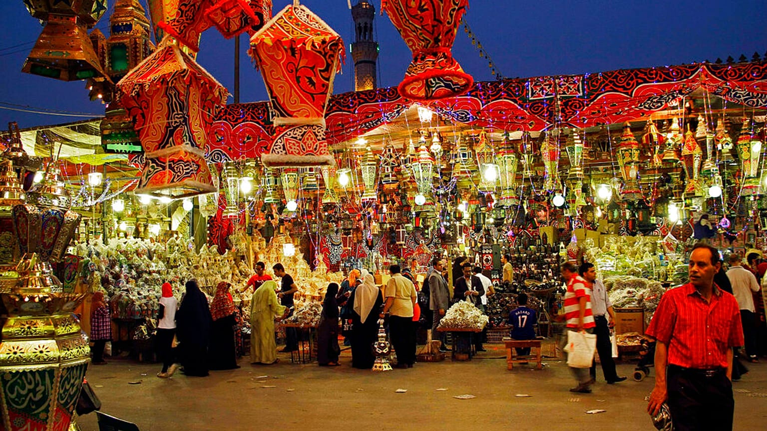  فوانيس تقليدية تستخدم لشهر رمضان المبارك، في سوق في حي السيدة زينب، القاهرة، مصر، الأحد 15 يونيو 2014