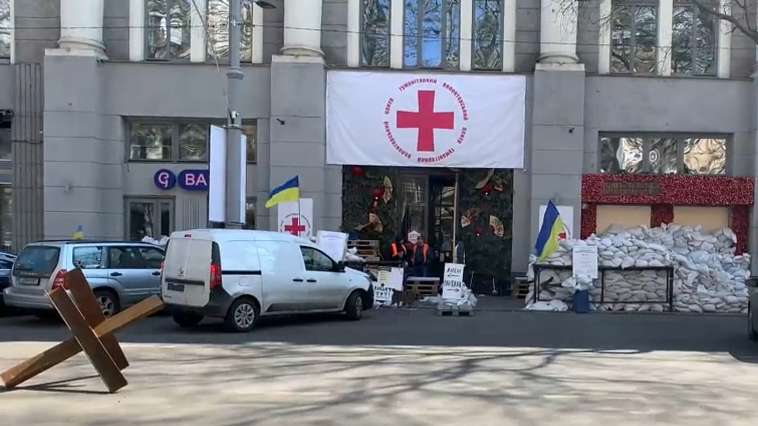 Exterior de un improvisado centro logístico de ayuda humanitaria en Odesa. 